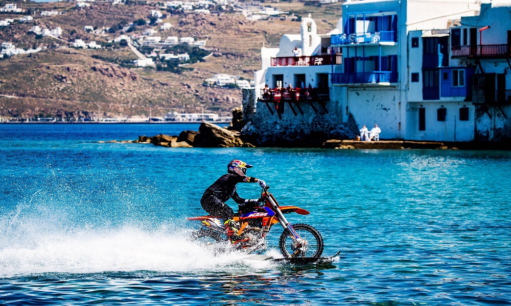 Rippin’ Mykonos: Surf με… μοτοσυκλέτα στη Μύκονο!