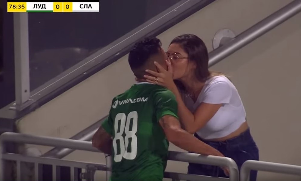 ΕΠΟΣ: Όσο φιλούσε την κοπέλα του, ο διαιτητής ακύρωνε το γκολ (vid)
