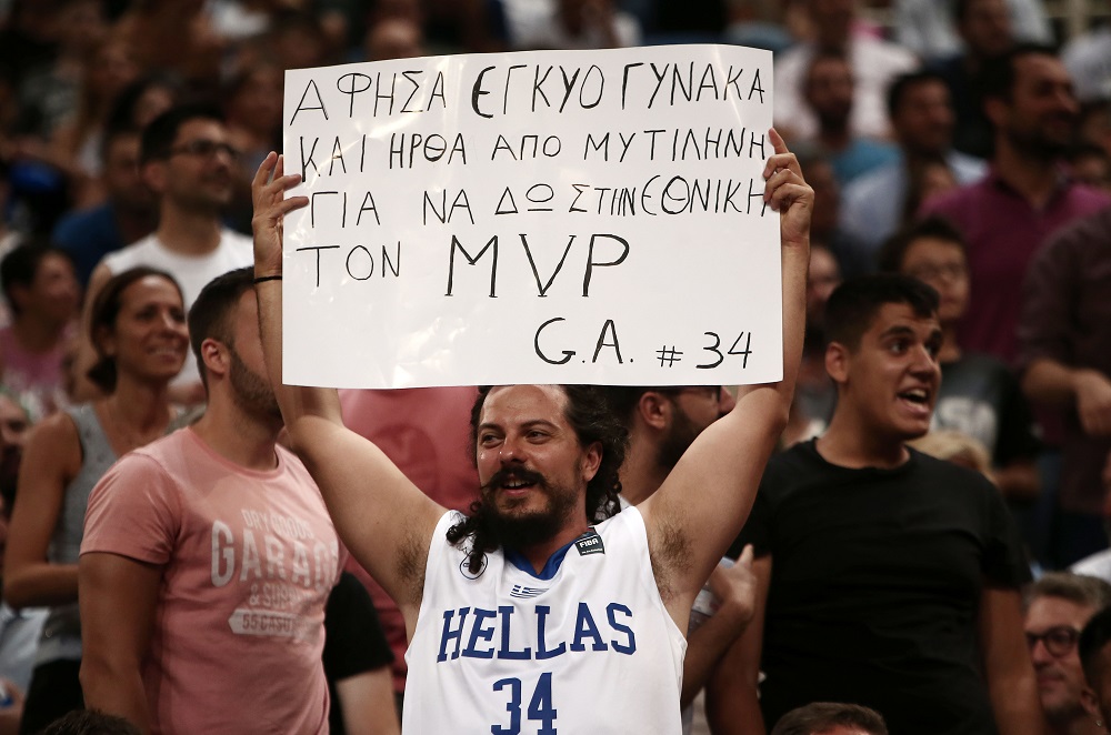 Ελλάδα: Επικό πανό στο ΟΑΚΑ για τον Αντετοκούνμπο (pic)