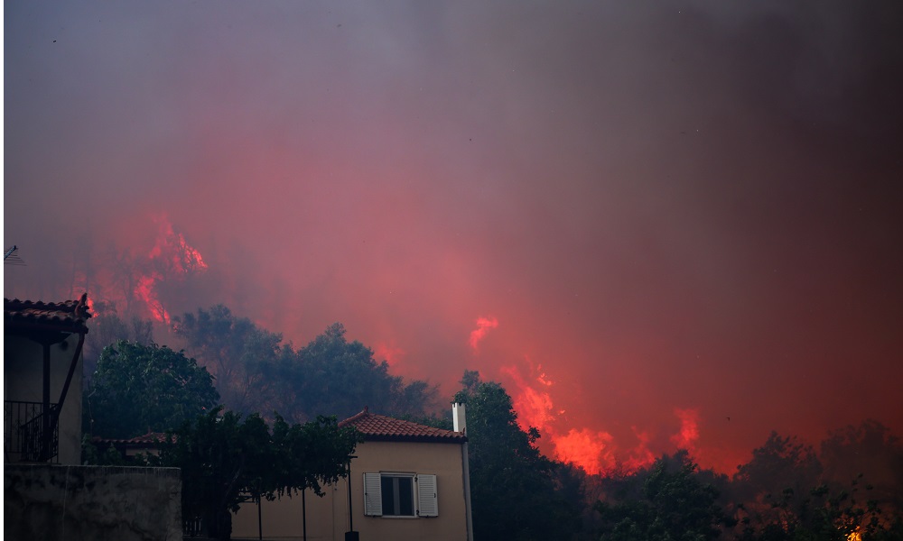 Φωτιά στην Εύβοια: Οι φλόγες μπήκαν στο χωριό Μακρυμάλλη (vids)