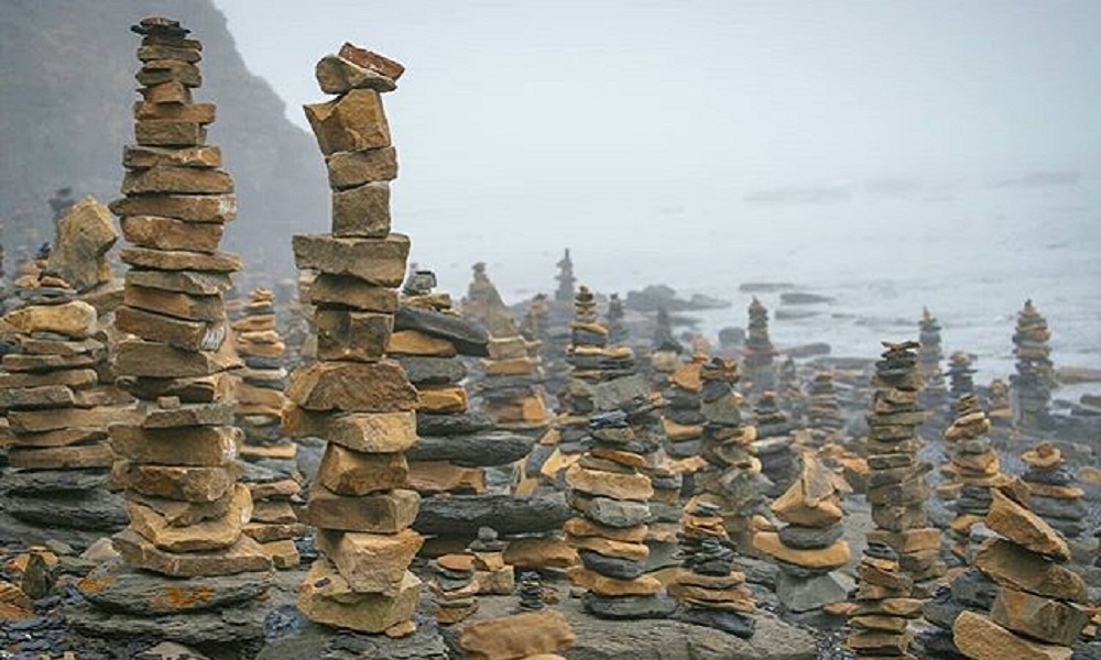 Viral: Η παραλία γεμάτη με πύργους από πέτρες (vid)