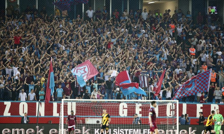 Τραμπζονσπόρ – ΑΕΚ: Ντροπιαστικό πανό από τους Τούρκους (pic)
