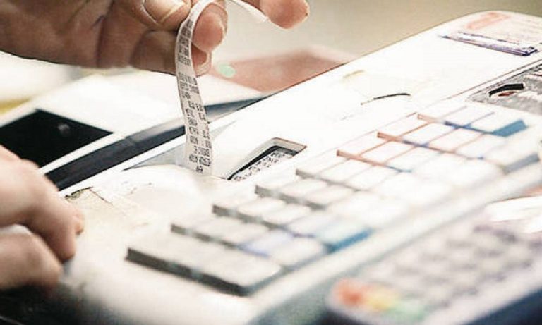 Αντί για αποδείξεις έδινε… κουπόνια πολιτικού κόμματος! (vid)