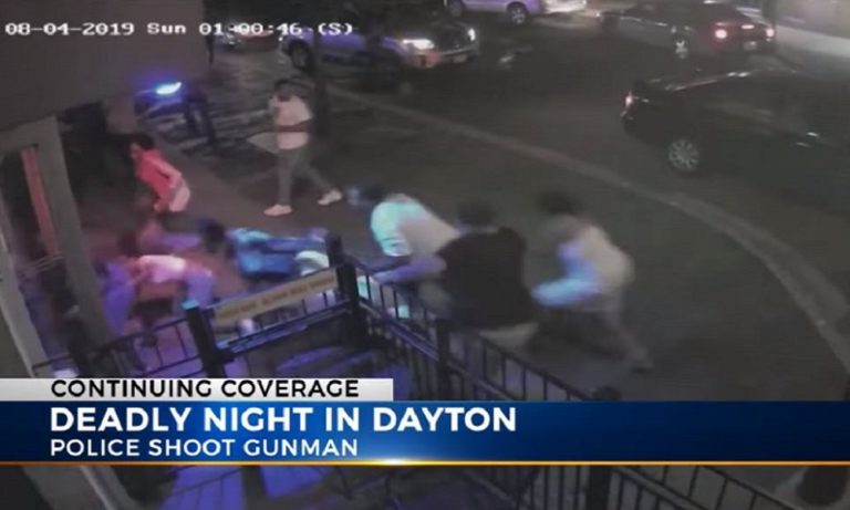 Οχάιο: Η στιγμή που οι αστυνομικοί σκοτώνουν τον μακελάρη (vid)