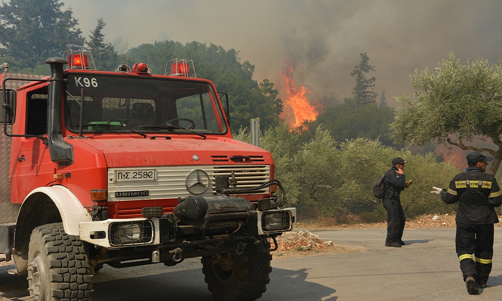Φωτιά τώρα στα Καλάβρυτα: Σε δύσβατη περιοχή