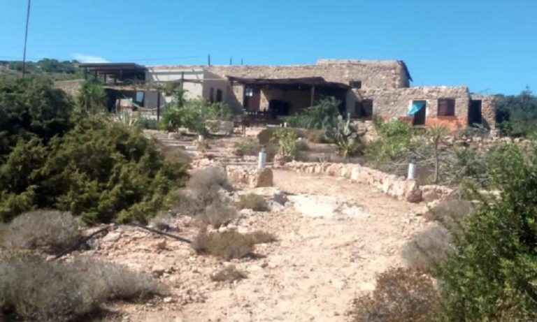 Άρης Βελουχιώτης: Στο Airbnb το σπίτι που έχτισε στη Γαύδο!