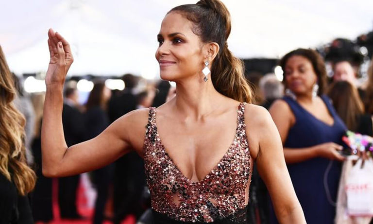 Χάλι Μπέρι: Χωρίς σουτιέν και με βρεγμένο μπλουζάκι (pics)