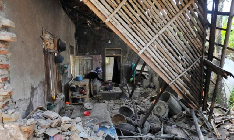 Ινδονησία: Πέντε νεκροί ο απολογισμός του σεισμού