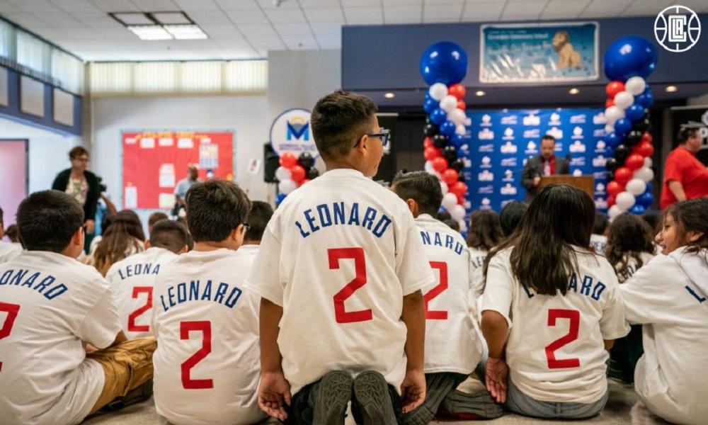 Λέοναρντ: Δώρισε ένα εκατομμύριο σχολικές τσάντες σε παιδιά (pics)