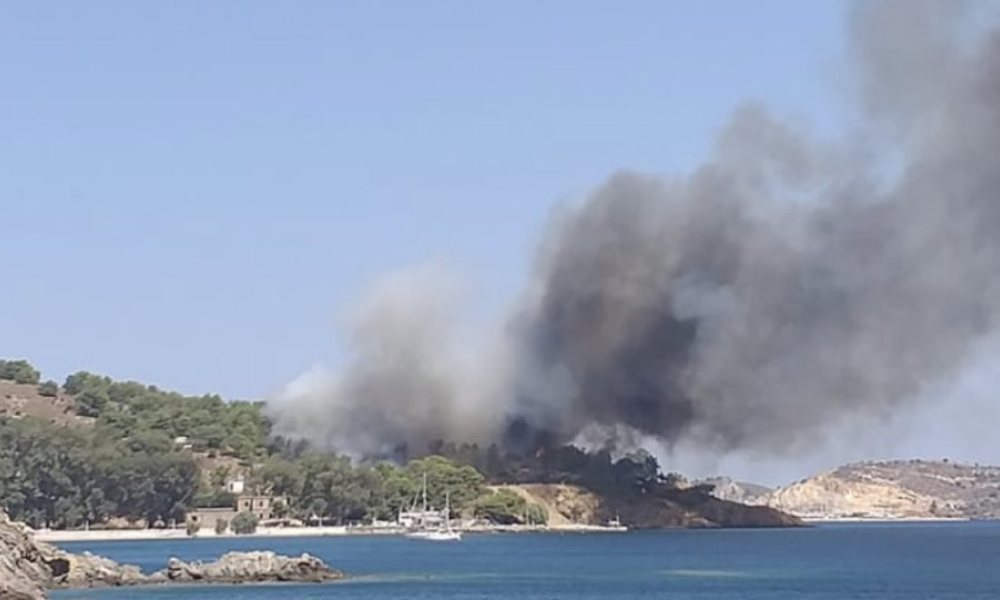 Λέρος φωτιά: Εγκλωβισμένοι σε παραλία