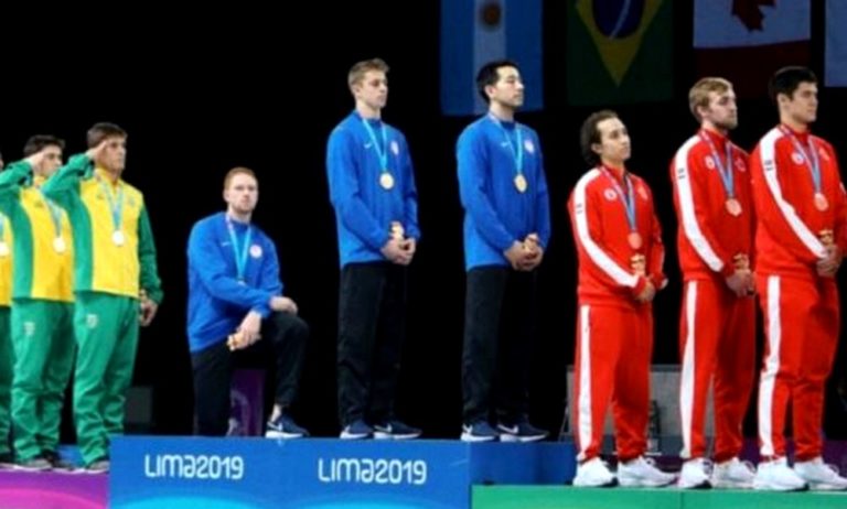 Γονάτισε στον εθνικό ύμνο για να διαμαρτυρηθεί κατά του Τραμπ