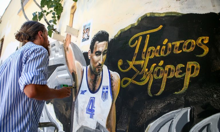 Γκάλης: Τελειοποιήθηκε το «γαλανόλευκο» γκράφιτι! (pic)