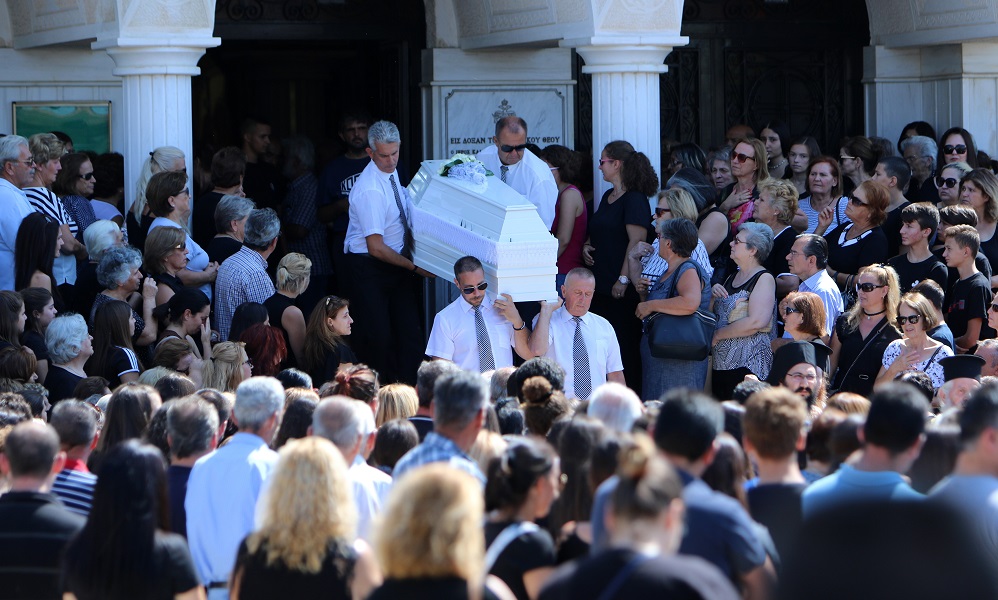 Θρήνος στην κηδεία της 14χρονης που βρήκε φριχτό θάνατο σε λούνα παρκ