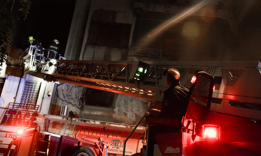 Αθήνα: Φωτιά σε καμινάδα καταστήματος