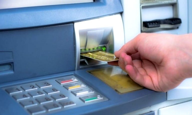 Όλοι στα ATM: Πληρώνονται συντάξεις Οκτωβρίου και επιδόματα