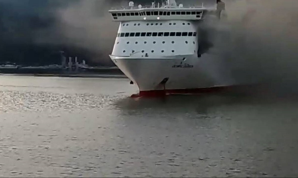 Ηγουμενίτσα: Από νταλίκα ξεκίνησε η φωτιά στο πλοίο – Σώοι οι επιβάτες (vid)