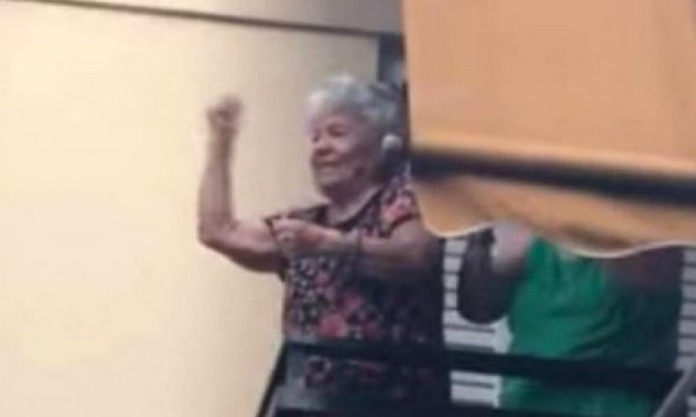 Γιαγιά με υψωμένη γροθιά στην πορεία για τον Παύλο Φύσσα (vid)