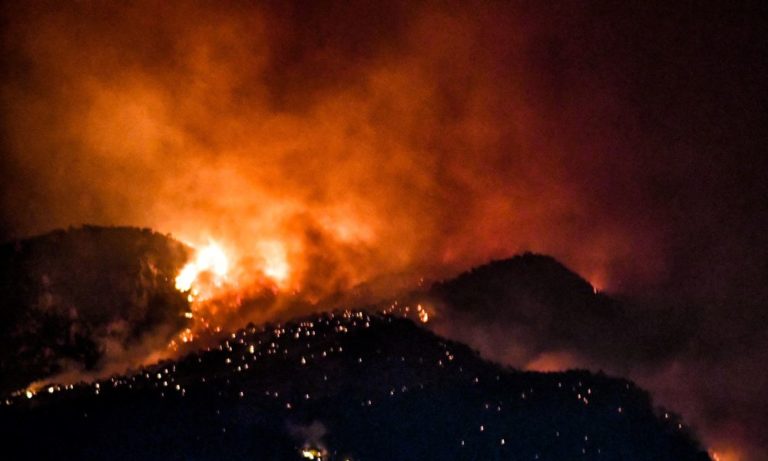Λουτράκι: Μαίνεται η φωτιά – Σηκώθηκαν τα εναέρια μέσα