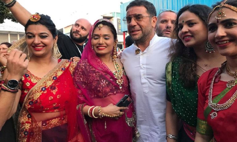 Μαζωνάκης: Στα καλλιστεία της ΔΕΘ με Ινδές καλλονές (vid)