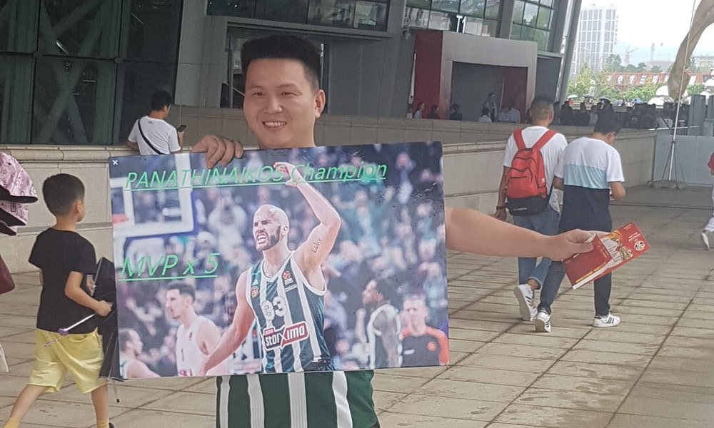 Μουντομπάσκετ 2019: Κινέζος με φανέλα Παναθηναϊκού και πόστερ του Καλάθη