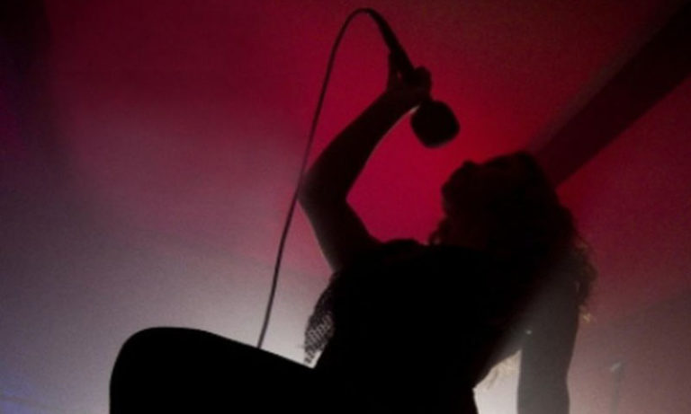 Και τραγουδίστρια έστειλε βιογραφικό για ερωτική ταινία! (vid)