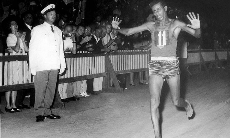 25 Οκτωβρίου: Φεύγει από τη ζωή ο ξυπόλητος μαραθωνοδρόμος, Αμπέμπε Μπικίλα (vid)