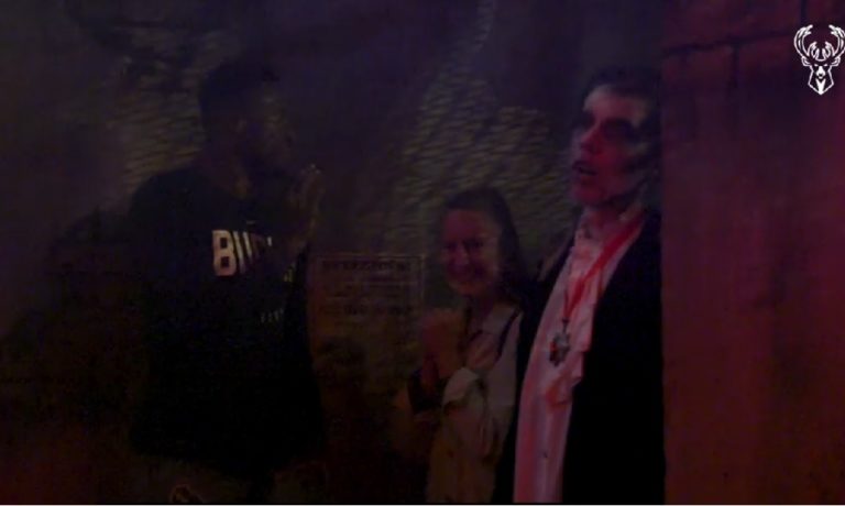 Ο Θανάσης Αντετοκούνμπο μπήκε στο σπίτι του τρόμου! -Το μπινελίκι στα ελληνικά (vid)