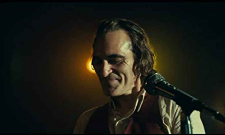 Το τρελό χαμόγελο του Joker είναι επιτέλους εδώ!