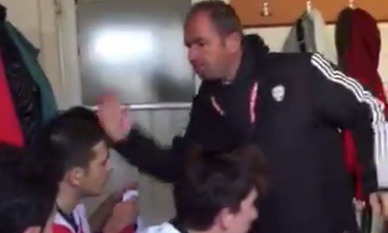 Τουρκία: Οργισμένος προπονητής μοιράζει σφαλιάρες σε όλη την ομάδα του! (vid)