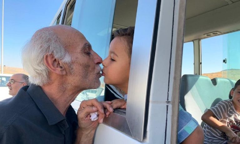 Συγκλονιστική εικόνα: Παππούς αποχαιρετά το εγγόνι του στη Συρία