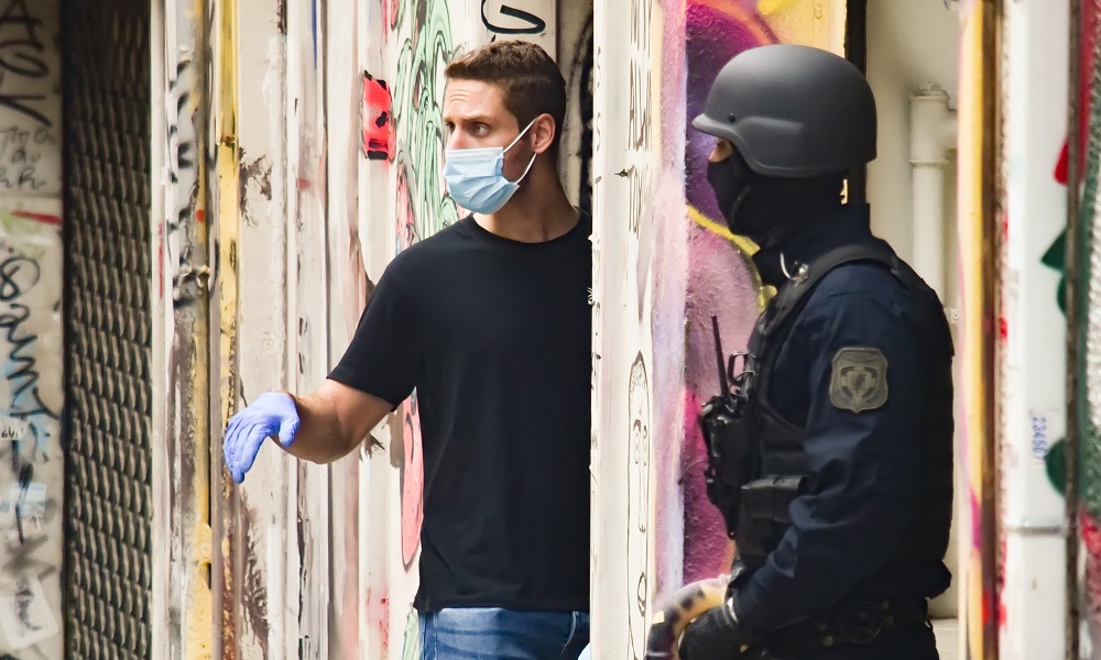 Εξάρχεια: Μικροποσότητα ναρκωτικών σε επιχείρηση της αστυνομίας (vid)