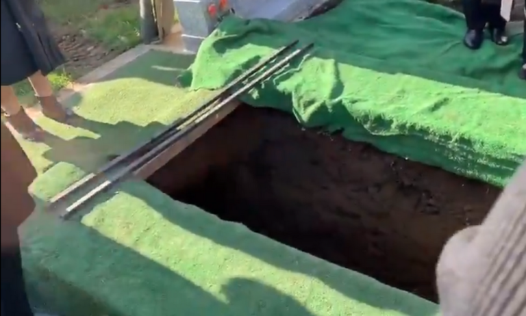 VIRAL κηδεία: Ο «νεκρός» φώναζε απ’ το φέρετρο (vid)