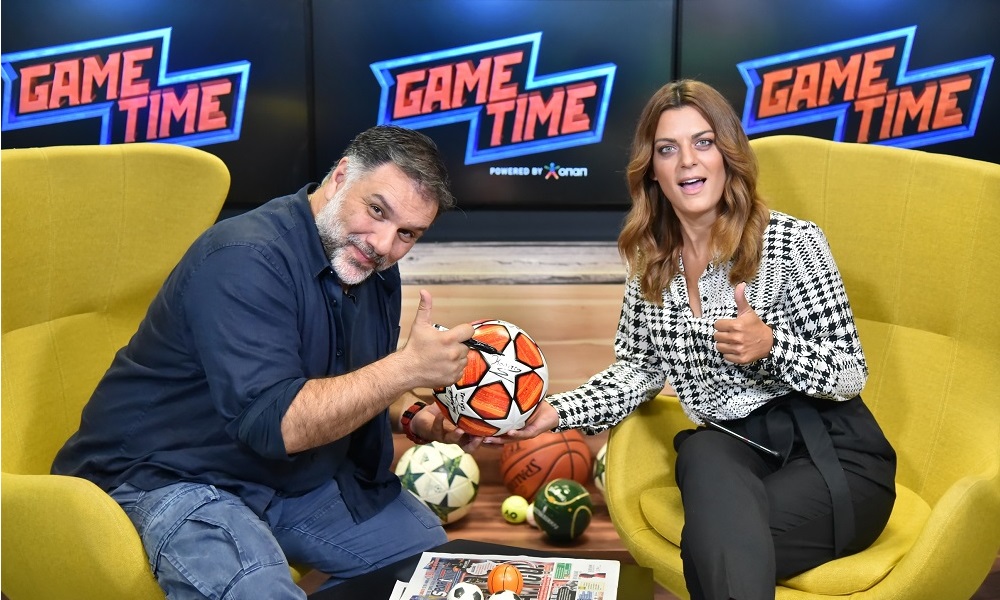 O Γρηγόρης Αρναούτογλου σε μια εμφάνιση-έκπληξη – Ο παρουσιαστής δείχνει τις ποδοσφαιρικές του γνώσεις στο Game Time του ΟΠΑΠ
