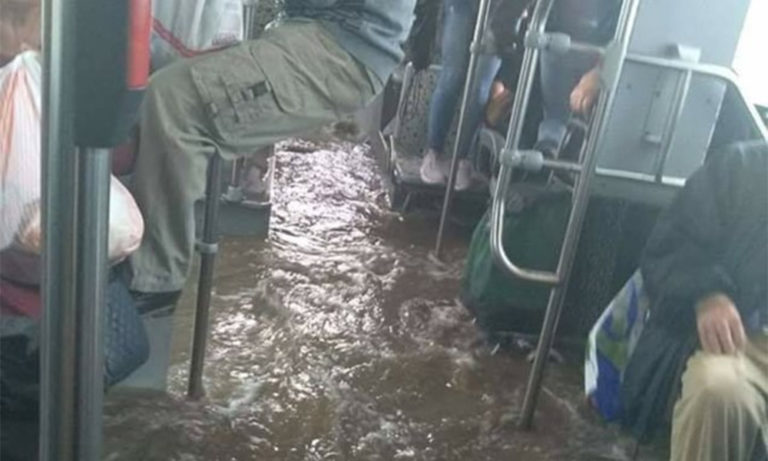 Απίστευτο: Πλημμύρισε λεωφορείο της γραμμής! (vid)
