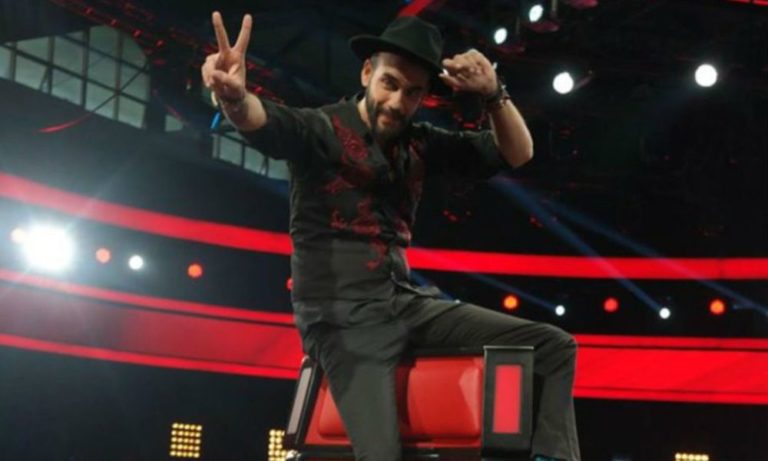 The Voice: Ο Μουζουράκης τραγουδά και τρολάρει τον Ρουβά (vids)