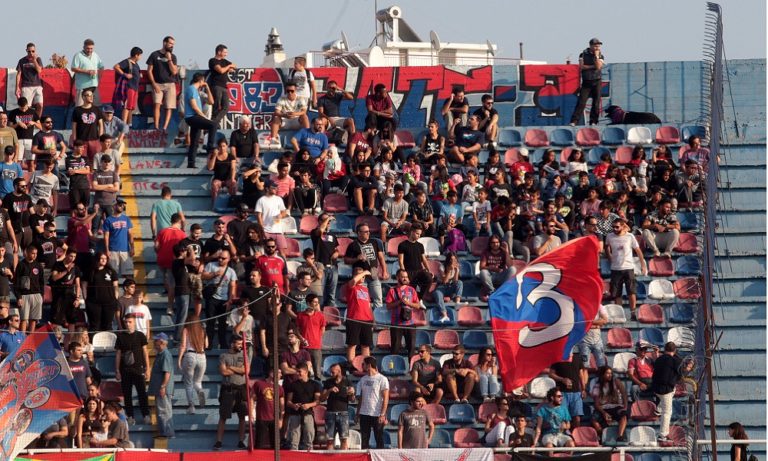 Το αντιπολεμικό πανό των «Πανθήρων» (pic)