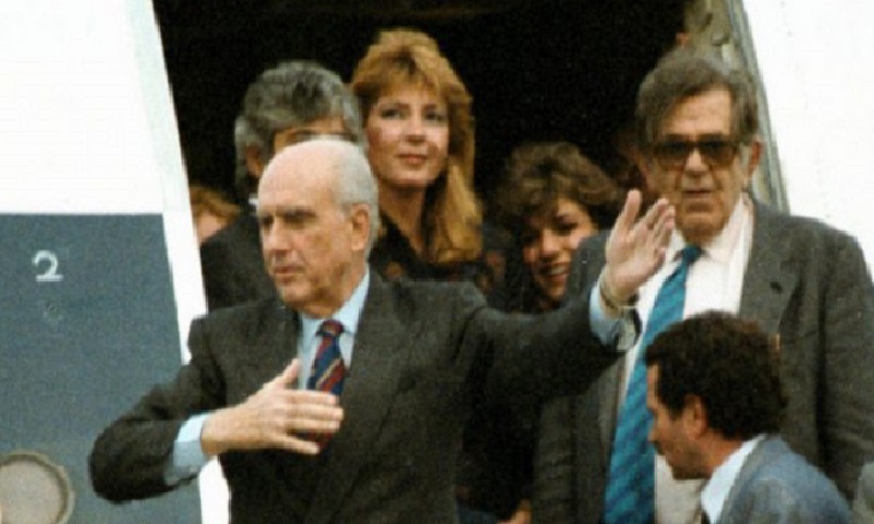 Παπανδρέου: 31 χρόνια από το νεύμα στη Δήμητρα Λιάνη (vid)