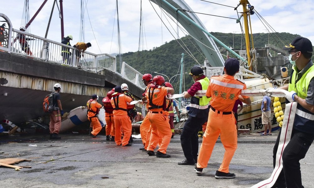 Ταϊβάν: Συγκλονιστικό βίντεο από κατάρρευση γέφυρας (vid)