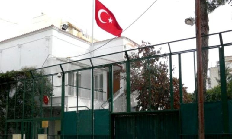 Μπήκε στο τουρκικό προξενείο ο Ρουβίκωνας με πανό υπέρ των Κούρδων (vid)