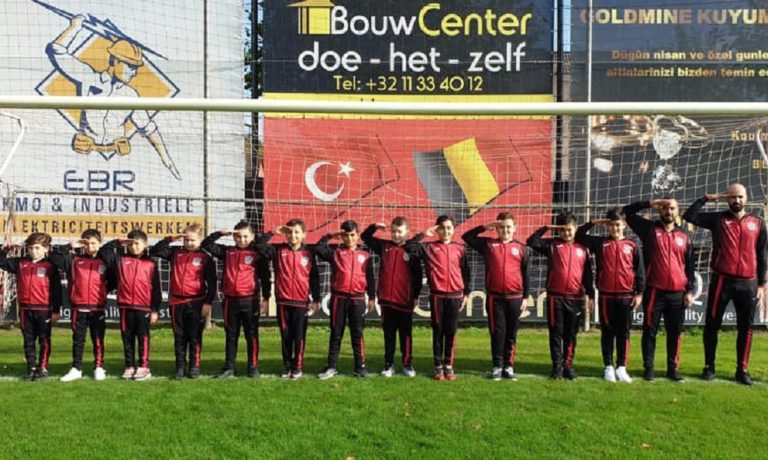 Τραγικό: Μικρά παιδιά ομάδας Τούρκων μεταναστών χαιρετούν στρατιωτικά!