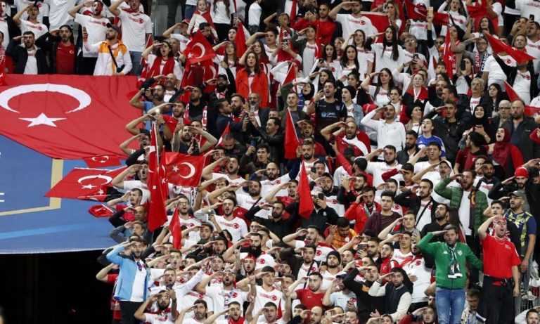 Τούρκοι: Έξαλλοι που δεν μεταδόθηκε ο πανηγυρισμός τους (pics)