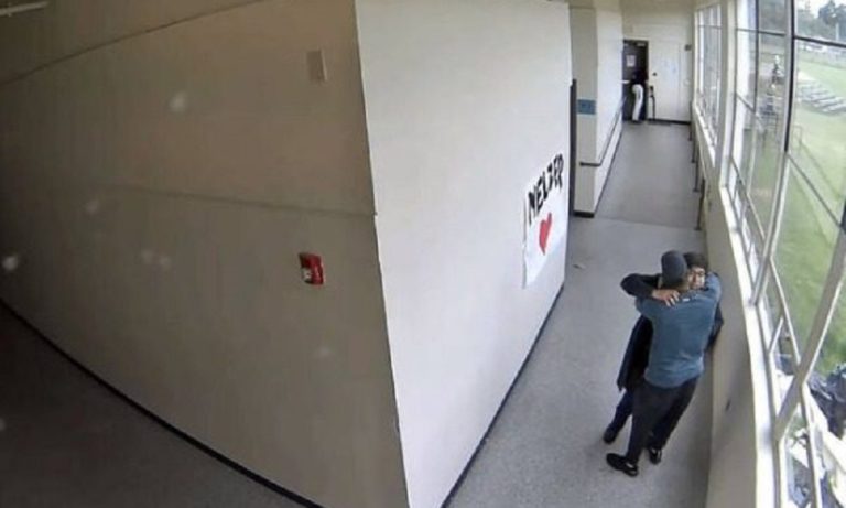 Βίντεο που συγκλονίζει: Προπονητής αφοπλίζει μαθητή, έτοιμο να αυτοκτονήσει!