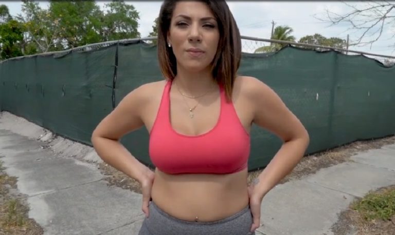 Κι όμως, πασίγνωστη πορνοστάρ τα άκουσε από αντίπαλους οπαδούς! (vid+pics)