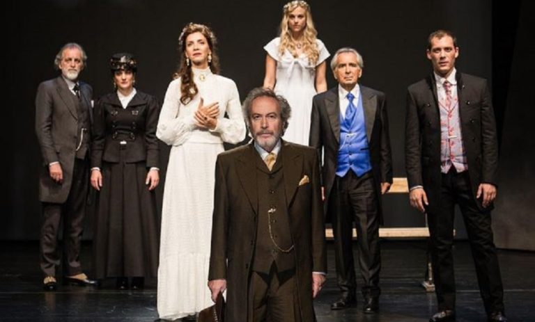 Αποθέωση στην πρεμιέρα της παράστασης «Αρχιμάστορας Σόλνες» με τον Γρηγόρη Βαλτινό