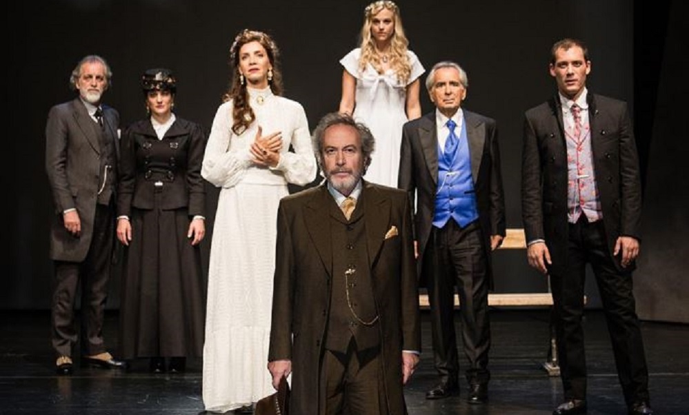 Αποθέωση στην πρεμιέρα της παράστασης «Αρχιμάστορας Σόλνες» με τον Γρηγόρη Βαλτινό