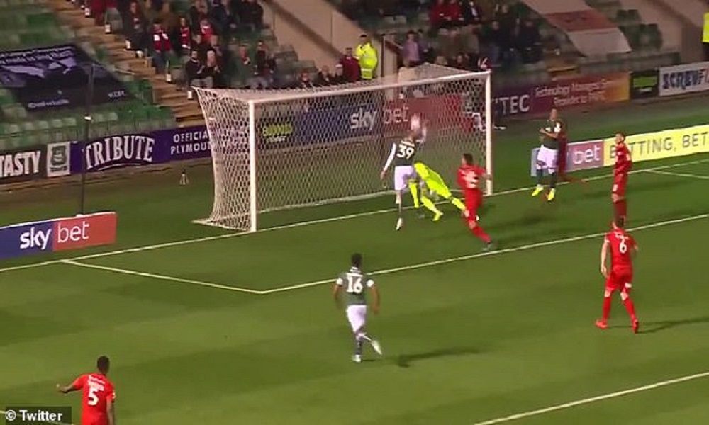 Αγγλία: Έβαλε γκολ με το χέρι και ο διαιτητής το μέτρησε! (vid)