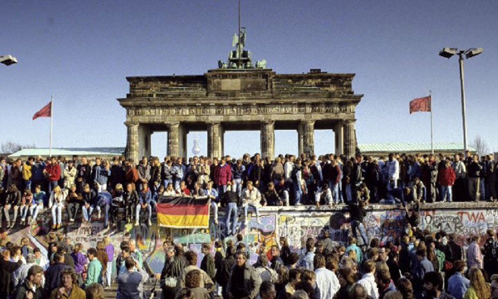 1989: Γκρεμίζεται το «Τείχος του Βερολίνου» (vids)