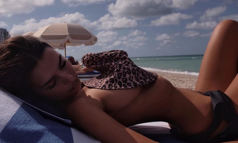 Emily Ratajkowski: Πήγε Μαλδίβες και τα… είδαμε όλα (pics)