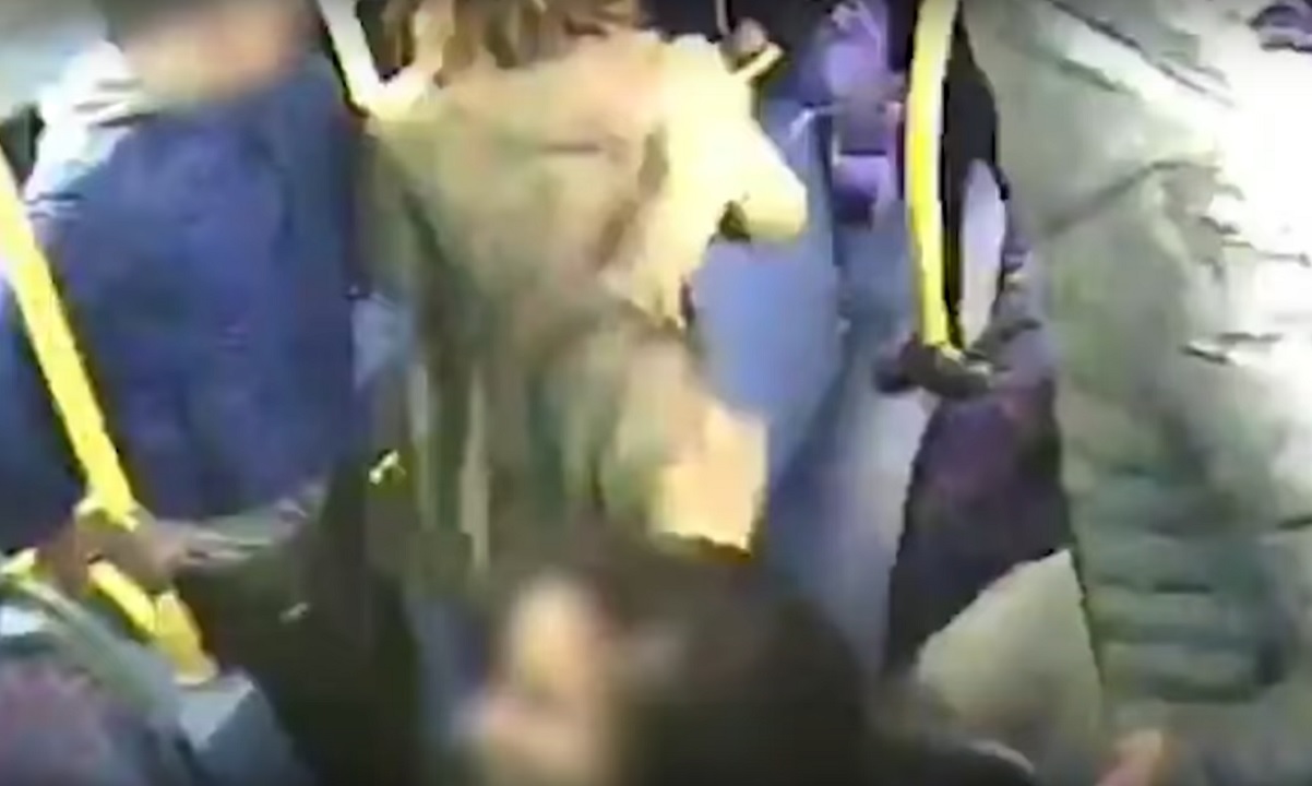 Λονδίνο: Η στιγμή της επίθεσης νεαρών σε δύο γυναίκες επειδή δε φιλήθηκαν (vid)