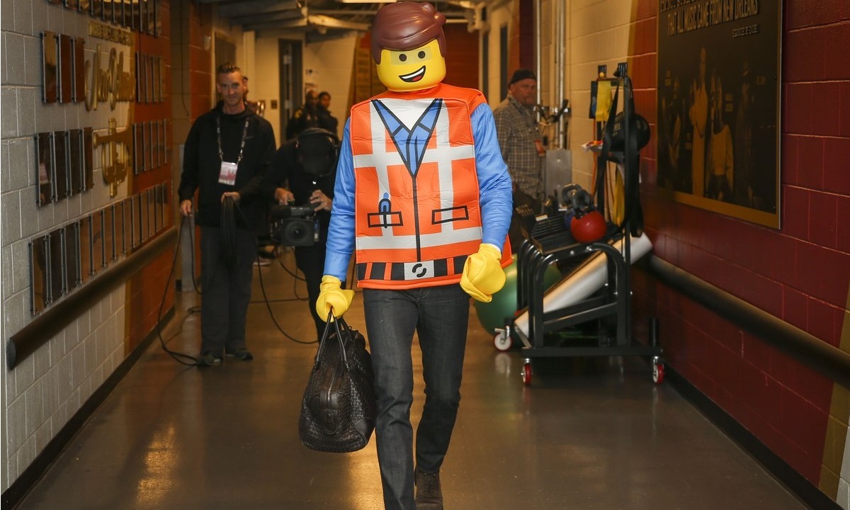 Ο Τζέι Τζέι Ρέντικ κέρδισε το Halloween, ντύθηκε Lego (vid)